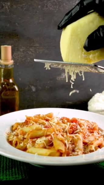 Formaggio Grattugiato Sulla Pasta Chef Con Guanti Neri Con Grattugia — Video Stock