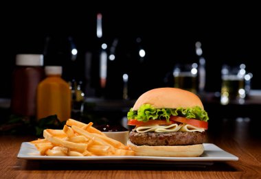 Hamburger ve patates kızartması, standart bir bar ya da dinlenme seti.