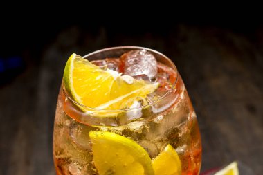 Koyu ahşap arka planda Aperol Spritz kokteyli, kopyalama alanı