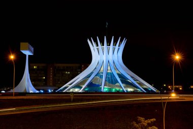 Geceleri Brasilia 'nın metropolitan katedrali. mavi Kasım