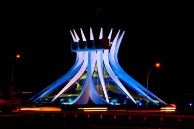 Geceleri Brasilia 'nın metropolitan katedrali. mavi Kasım