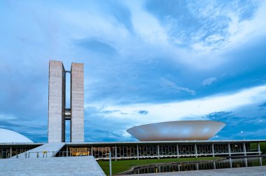 Federal senato ve milletvekilleri meclisinin mavi gökyüzü ve arka planda bulutlarla kurulması görüşü