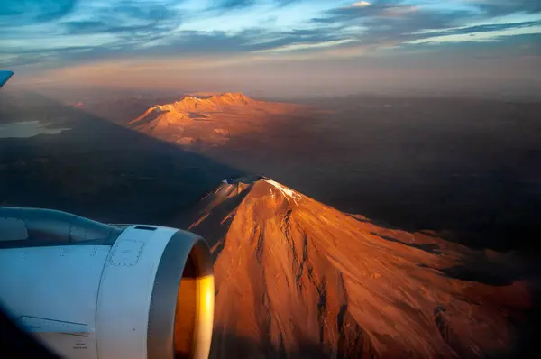 Melihat Dari Jendela Pesawat Gunung Berapi Non Aktif Bagian Sayap Stok Foto Bebas Royalti