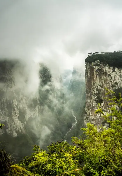 Ngarai Itaimbezinho Terlihat Dari Atas Pada Hari Dengan Banyak Awan Stok Gambar