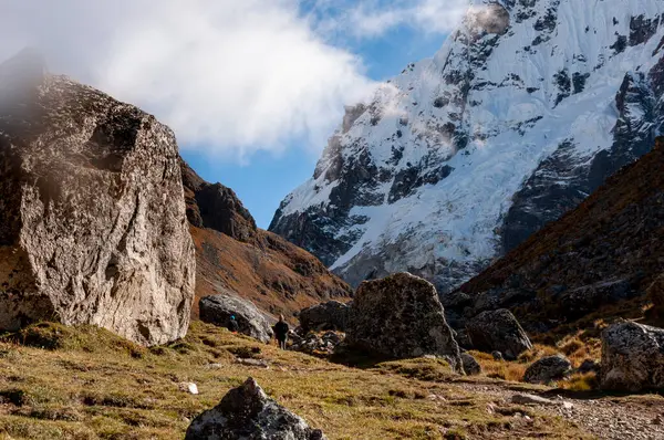Pendaki Berjalan Menuju Gunung Besar Bersalju Salkantay Andes Pegunungan Stok Lukisan  