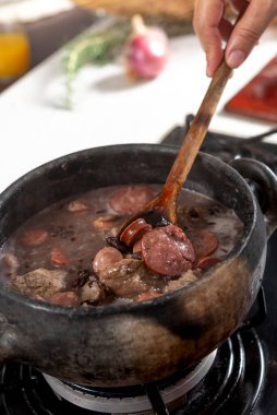 Sosisli siyah fasulye pişirmek (feijoada ) 
