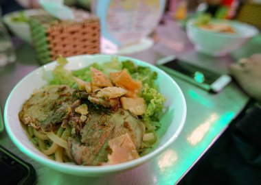 Vietnam, Hoi An 'da Vietnam eriştesi (Cao Lau). Bu yemek, tuzlu suya batırılmış pirinç eriştesinden yapılmış bir yatakta domuz eti ve sebzelerden oluşur.. 