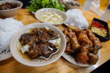 Vietnam, Ha Noi 'de ızgara domuz ve erişte (Bun Cha).