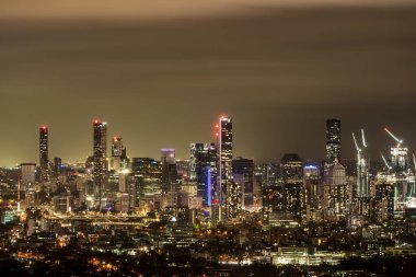 Brisbane şehri geceleri ufuk çizgisi. Mt. Coot-tha 'dan görüntü.