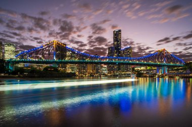 Gün batımında Story Bridge 'de. Brisbane, Avustralya.