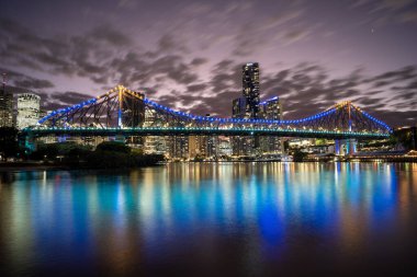 Gün batımında Story Bridge 'de. Brisbane, Avustralya.