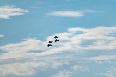 F-35A Yıldırım II Mindil Plajı, Darwin 'de 2023 Bölge Günü için uçarak ve görüntüleyerek.