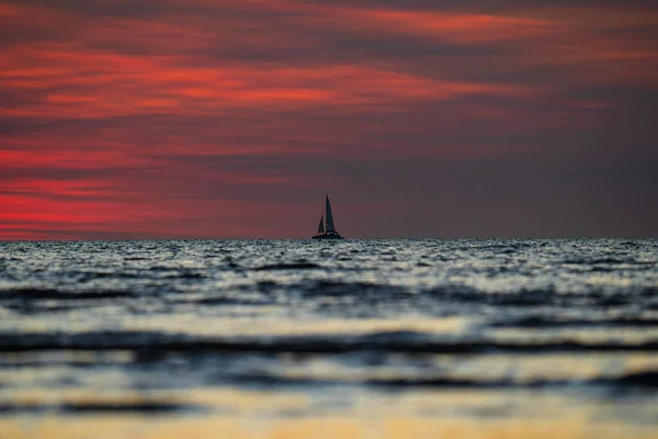 Ιστιοπλοϊκό Στην Παραλία Μίντιλ Ηλιοβασίλεμα Δαρβίνος Αυστραλία — Φωτογραφία Αρχείου