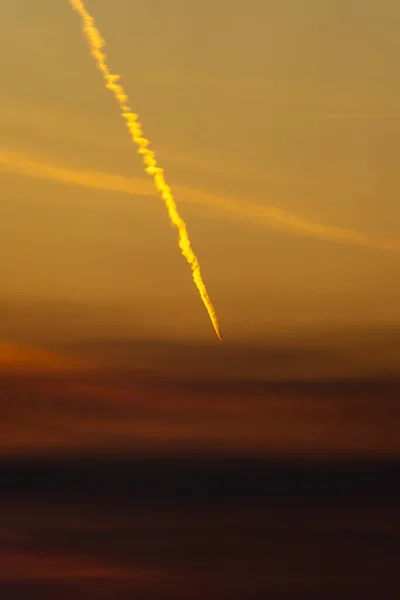 Trilha Vapor Avião Atravessa Céu Dourado Pôr Sol — Fotografia de Stock