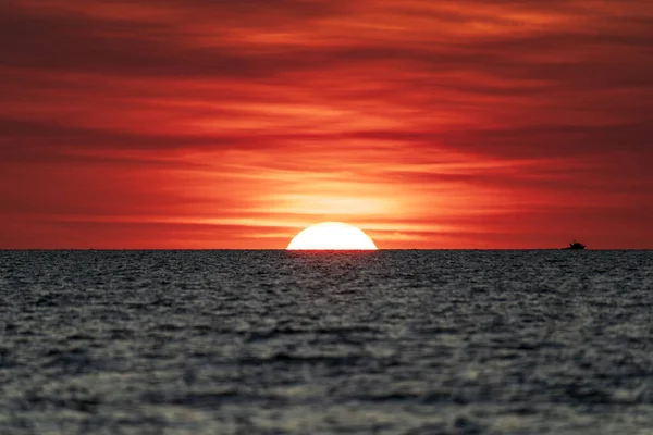 Dramatisk Solnedgång Vid Horisonten Vid Mindil Beach Darwin Australien — Stockfoto