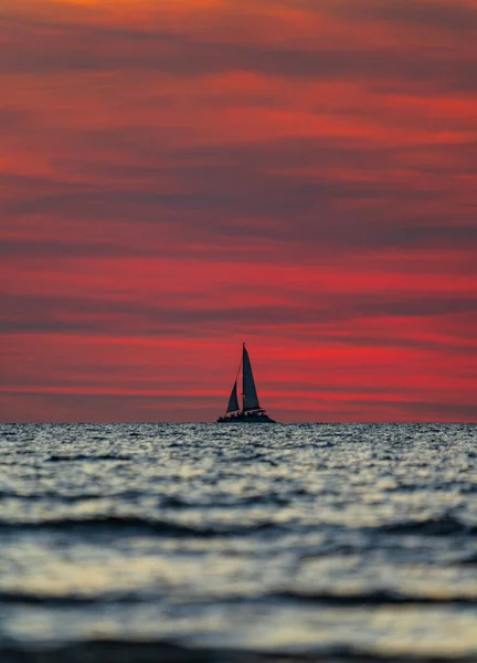 Ιστιοπλοϊκό Στην Παραλία Μίντιλ Ηλιοβασίλεμα Δαρβίνος Αυστραλία — Φωτογραφία Αρχείου