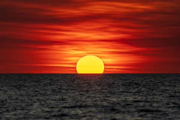 Δραματικό Ηλιοβασίλεμα Στον Ορίζοντα Στο Mindil Beach Μοιάζει Κάπως Την — Φωτογραφία Αρχείου