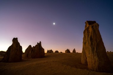 Batı Avustralya 'daki The Pinnacles çölünde alacakaranlık..