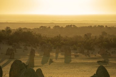 Batı Avustralya 'daki Pinnacles çölünde gün batımı.