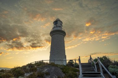 Batı Avustralya 'daki Rottnest Adası' ndaki Bathurst Deniz Feneri 'nde gün doğumu.