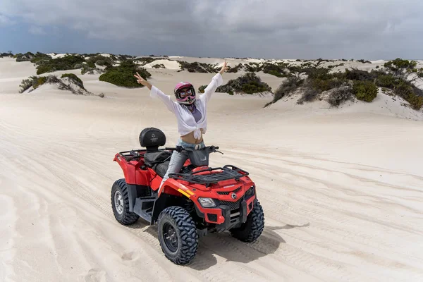 Dörtlü bisikletteki kadın turist. Lancelin Kum Tepeleri, Batı Avustralya. 