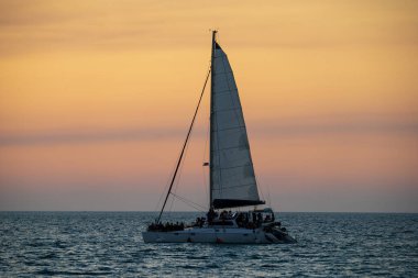 Gün batımında körfezde dolaşmak