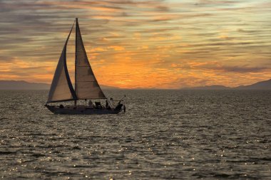 Gün batımında körfezde dolaşmak