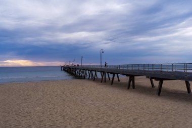 Glenelg Jetty gün batımında Adelaide, Güney Avustralya 'da