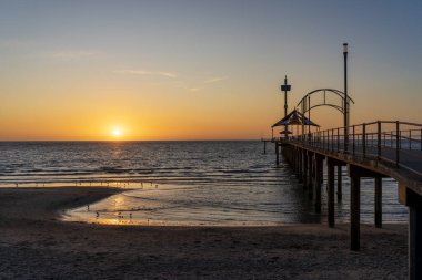 Gün batımında Brighton Jetty. Adelaide, Güney Avustralya.