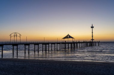 Gün batımında Brighton Jetty. Adelaide, Güney Avustralya.