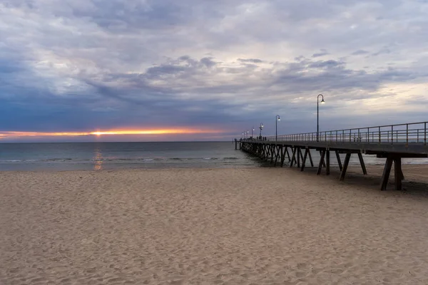 Glenelg Jetty gün batımında Adelaide, Güney Avustralya 'da