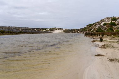 Güney Avustralya, Kanguru Adası 'ndaki Hanson Körfezi' nde bir göl.