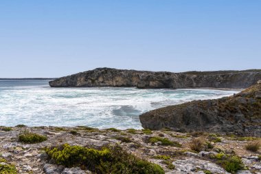 Güney Avustralya, Little Sahara 'daki Kanguru Adası' nın engebeli kıyı şeridi.