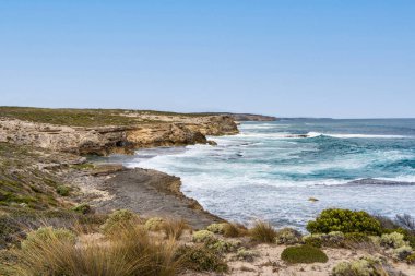 Güney Avustralya, Little Sahara 'daki Kanguru Adası' nın engebeli kıyı şeridi.