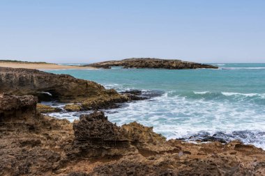 Cape Buffon Walking Trail, Southend, Güney Avustralya boyunca engebeli deniz manzarası.