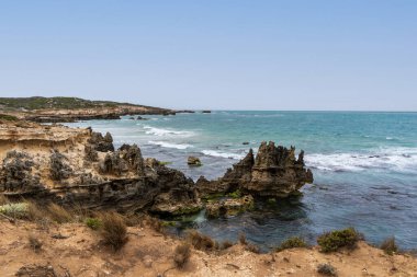 Cape Buffon Walking Trail, Southend, Güney Avustralya boyunca engebeli deniz manzarası.