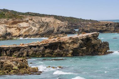 Cape Buffon Walking Trail, Southend, Güney Avustralya boyunca engebeli deniz manzarası.
