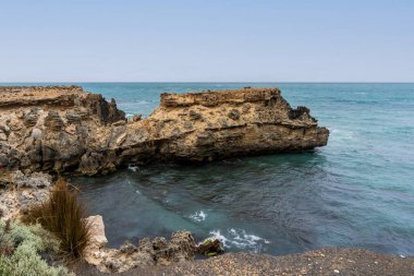Cape Buffon Walking Trail, Southend, Güney Avustralya boyunca engebeli deniz manzarası.