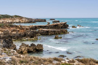 Cape Buffon Walking Trail, Southend, Güney Avustralya boyunca engebeli deniz manzarası.