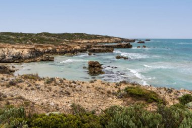 Cape Buffon Walking Trail, Southend, Güney Avustralya boyunca engebeli deniz manzarası.