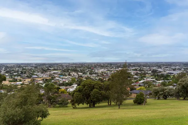 Güney Avustralya 'daki Potters Point Gözcüsü' nden Gambier Dağı 'nın manzarası.