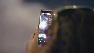 Havai fişekleri telefonuna kaydeden kişi. 2023 Royal Darwin Show. Kuzey Toprakları, Avustralya.