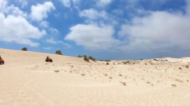 Batı Avustralya 'daki Lancelin Kum tepelerinde dört tekerli bisiklet..