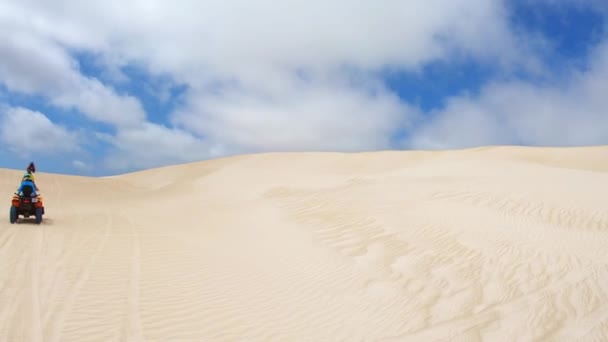 西オーストラリアのランセリン砂丘でのクォードバイク — ストック動画