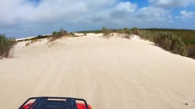 Batı Avustralya 'daki Lancelin Kum tepelerinde dört tekerli bisiklet..