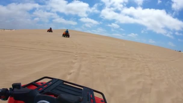 Quad Biking Lancelin Sand Dunes Западная Австралия — стоковое видео