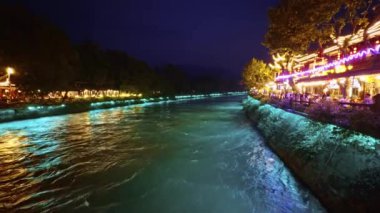 Minjiang Nehri gece aydınlandı Dujiangyan, Çin 'de.