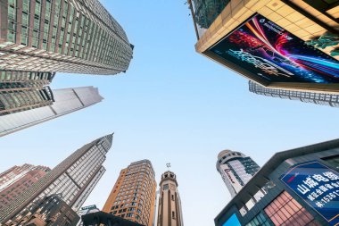 Chongqing, Çin - 08 Mayıs 2024: Jiefangbei Merkez İş Bölgesindeki gökdelenler.