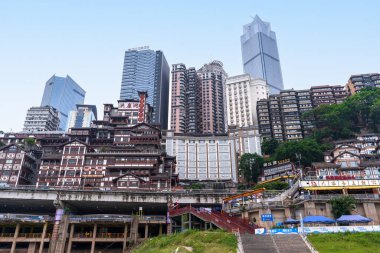 Chongqing, Çin - 08 Mayıs 2024: Jialing nehir kıyısından Hongyadong manzarası.