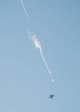 Darwin 'deki Mindil Plajı' nda 2024 Pitch Black Egzersizi sırasında savaş uçağı fişekleri atıldı..